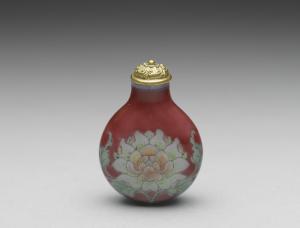 清 十八世紀 玻璃胎畫琺瑯紅地牡丹鼻煙壺