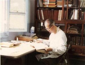 黃武東牧師在台灣教會歷史資料館整理檔案