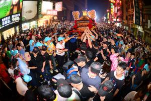 大甲媽祖遶境進香_彰化地區鑽轎底