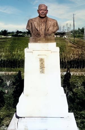 彩色修復    1943年，末永仁銅像在台中農業試驗場