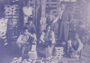 日本職員於角投山授產場轆轤工場教原住民學童製作下駄