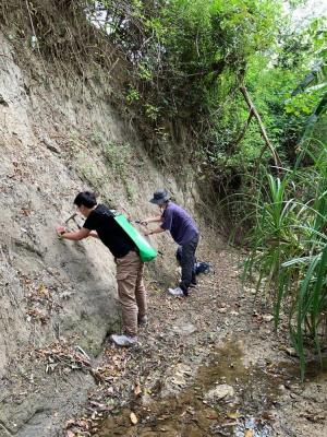 研究人員於恆春四溝地區進行化石採集