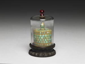 清 十八世紀 金嵌松石盒 附玻璃罩