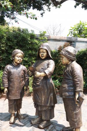 虔貞女校藝術展覽館內女學生的銅像 Bronze statues depicting female students at the Longheu P+V Gallery