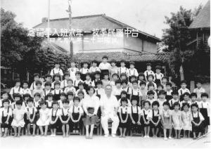 臺中國民小學一年六班入學紀念照