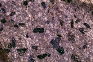 安山岩中經常可以發現普通角閃石礦物的蹤影