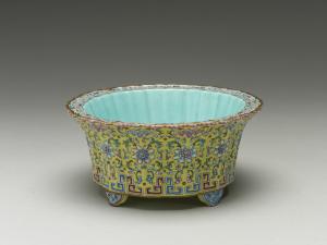 清　十八世紀末～十九世紀初  粉彩瓷蓮瓣式花盆
