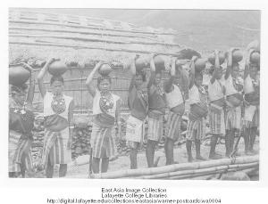 蘭嶼島上十個頂著水瓶的雅美族婦女