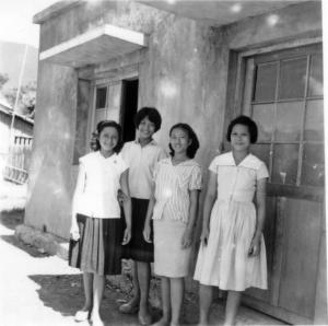 翻譯人員林阿嬌Raha(左二)與南澳少女們