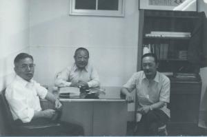 陳行夫、畫家王鳳嶠、孫毓芹在「十方叢林書院」辦公室合影