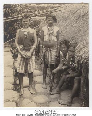 蘭嶼島上的四個雅美族婦女