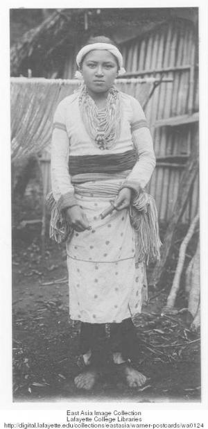 戴項鍊的泰雅族婦女
