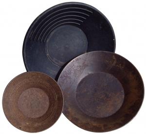 各種不同尺寸及材質的淘金盤