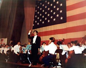 廖年賦 帶領臺北世紀交響樂團赴美巡迴在舊金山公園演出