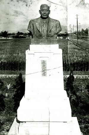 1943年，末永仁銅像在台中農業試驗場