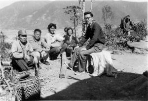 調查人員吳燕和(右一)在田野