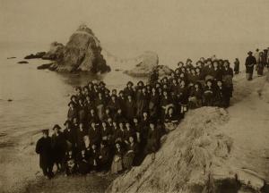 1939年臺北州立第三高等女學校修學旅行合照-二見浦夫婦岩