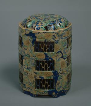 彩繪茶花松竹梅紋透雕三層蓋盒