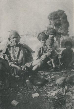 穿著日常服的阿里山鄒族男女以及小孩