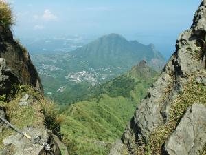 由半平山遠望茶壺山及基隆山