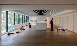 忠泰美術館當代藝術展《亻─ 生而為人》2樓展間 ，作品為Wolfgang Stiller的《火柴人》©忠泰美術館
