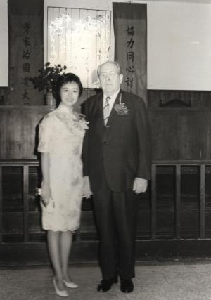 吳漪曼與蕭滋夫婦在教堂中完成婚禮