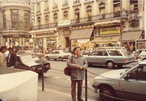 呂炳川於巴黎歌劇院附近的街景留影
