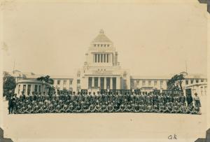1939年臺中州立臺中第一中學校內地修學旅行合照-日本國會