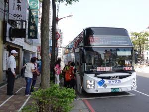 位於捷運忠孝復興站旁的基隆客運1062 公車起站| 開放博物館