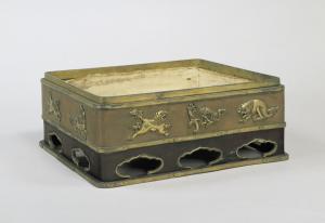 銅鎏金獅子紋居箱