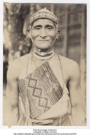 穿著傳統服飾的鄒族老人