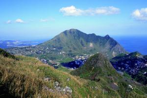 基隆山是由安山岩構成