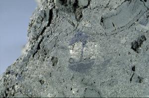 前期生成的黃鐵礦及硫砷銅礦等礦物也被爆破形成角礫