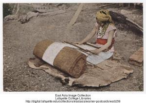 （臺灣蕃地風俗）用織布機紡織的泰雅族婦女