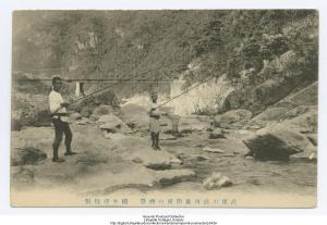 一條在臺灣的溪流附近釣魚的人