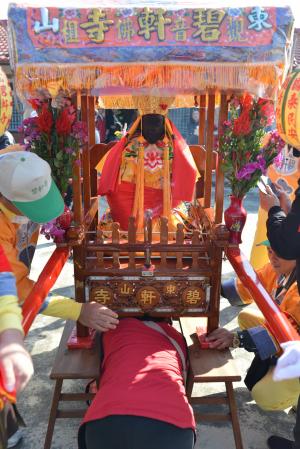 東山碧軒寺迎佛祖暨遶境_鑽轎底