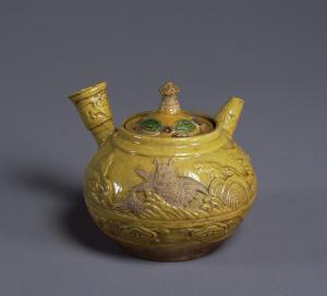 黃釉荒磯浮紋茶壺