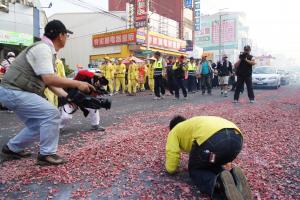 白沙屯媽祖進香_信徒跪求媽祖