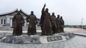 太平天國五大主要領袖的銅像 Bronze statues at the entrance of the THK Jintian Uprising Museum, depicting key leaders of the Taiping Heavenly Kingdom 