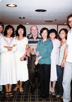 吳漪曼、蕭滋與返國青年鋼琴家合影
