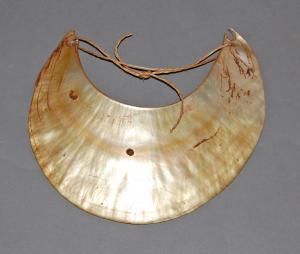 巴布亞新幾內亞珠母貝（kina） Neck-Ornament, Kina, in Papua New Guinea