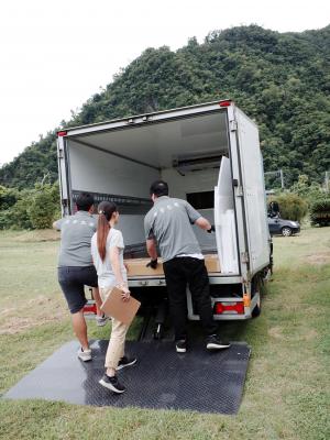 館員清點貨運車上的文物