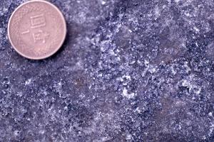 細小的硫砷銅礦結晶