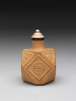 清 十八世紀 葫蘆萬壽多角形鼻煙壺