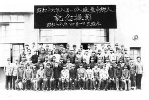 臺中糖廠員工穿戴戰鬥服裝帽子