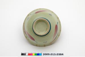 彩繪花葉紋淺綠釉碗