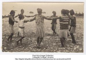 蘭嶼島上九個跳舞的原住民婦女