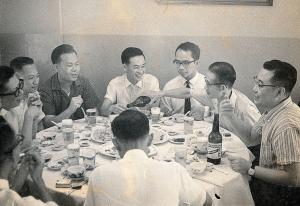 張繼高（在《香港時報》任職時與採訪組同事聚餐