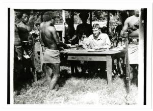 所羅門群島島民向英國殖民官員交稅 Islanders of Solomon Islands Paying Tax to British Colonial Officer