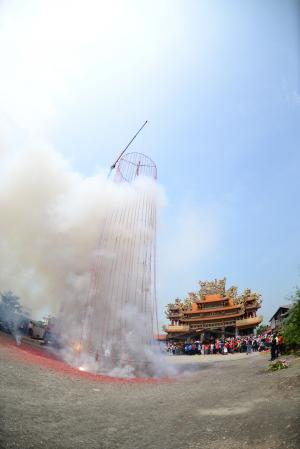 大甲媽祖遶境進香_埤頭炮籠